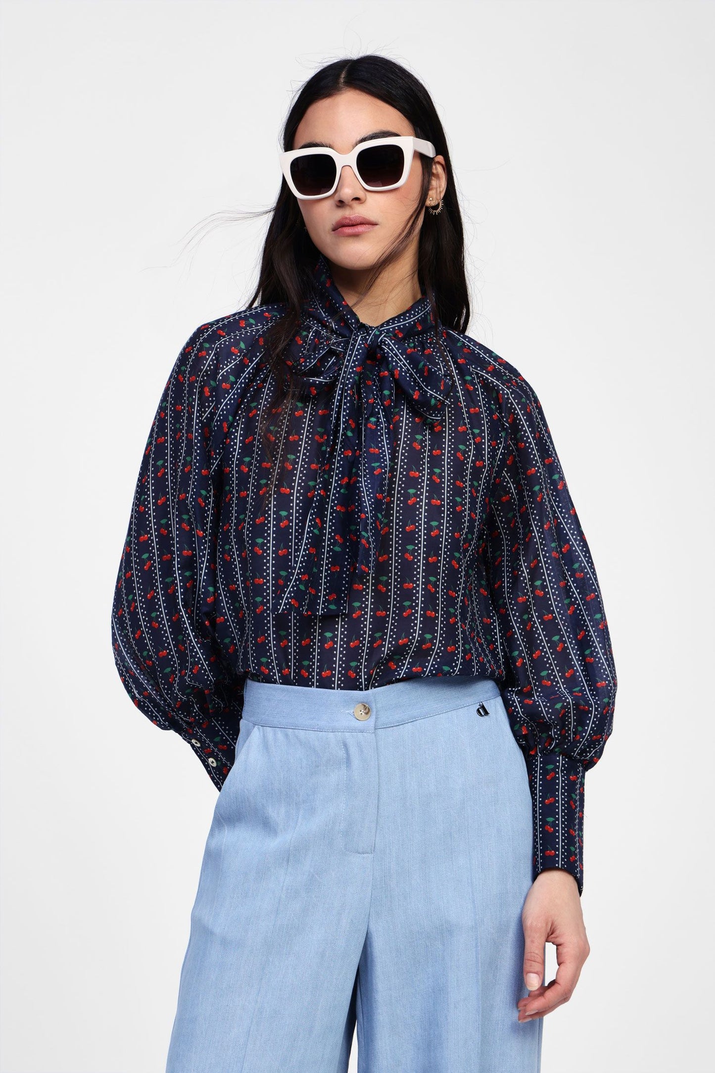 Blusa con stampa ciliegie e tie-neck