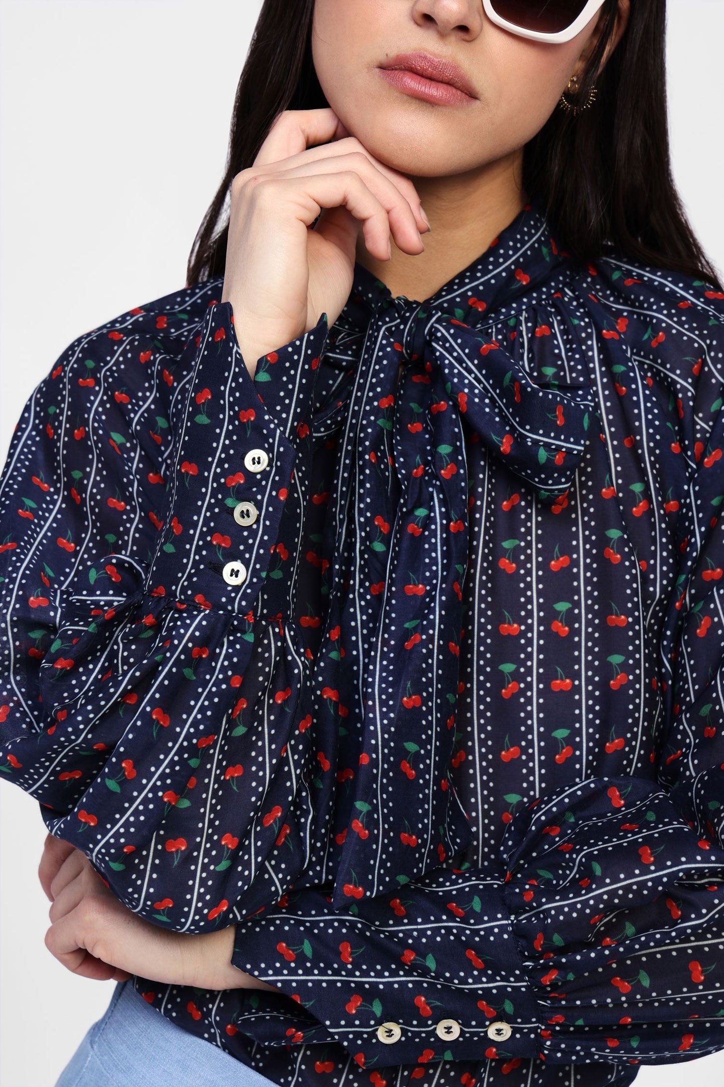 Blusa con stampa ciliegie e tie-neck