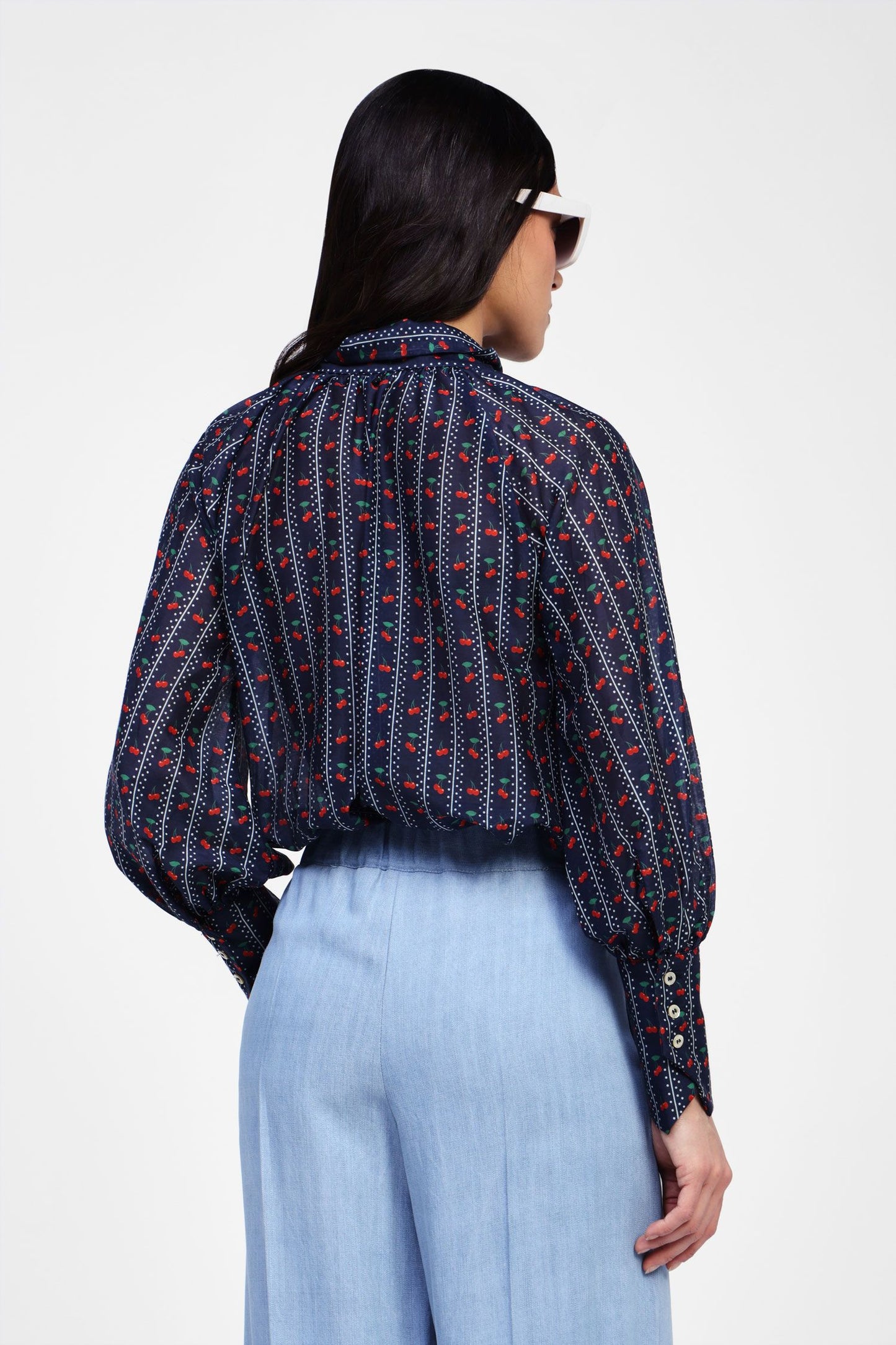 Blusa con stampa ciliegie e tie-neck