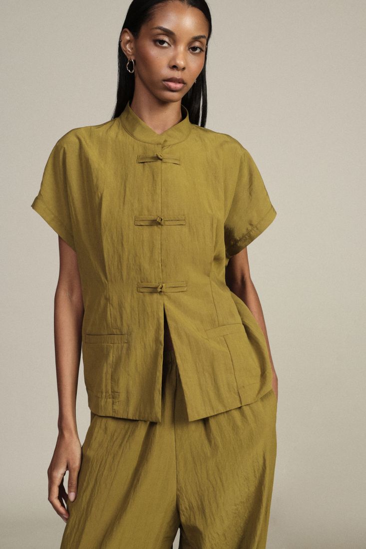 Camicia a maniche corte con chiusura a nodi