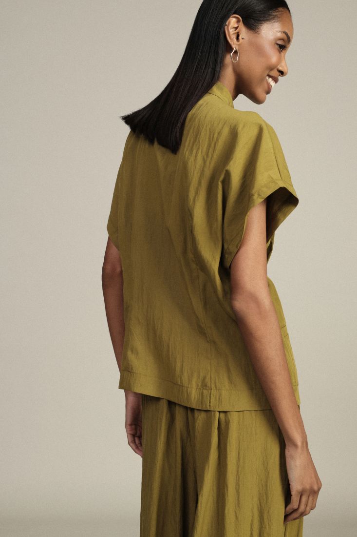 Camicia a maniche corte con chiusura a nodi