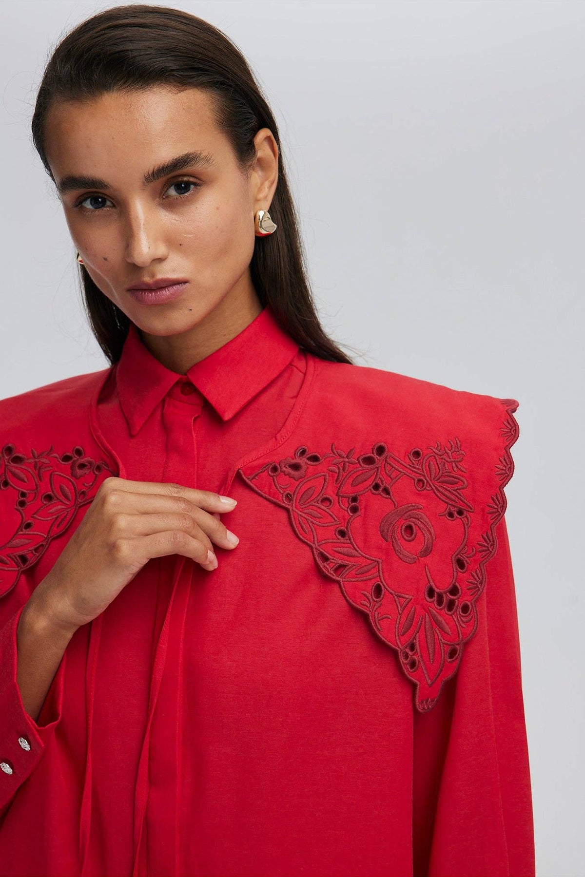 Camicia con collo largo ricamato in misto cotone
