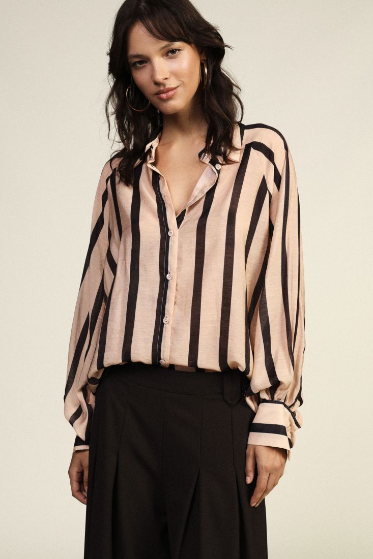 Camicia a righe con maniche ampie e colletto classico