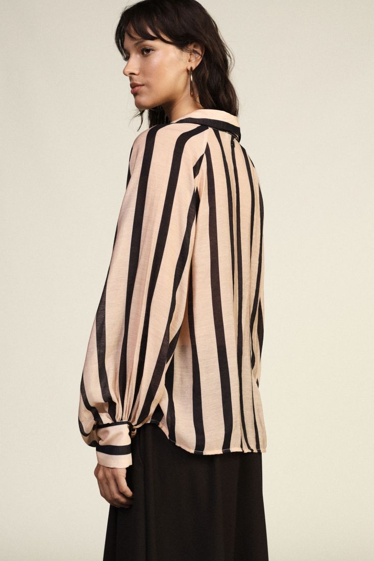 Camicia a righe con maniche ampie e colletto classico