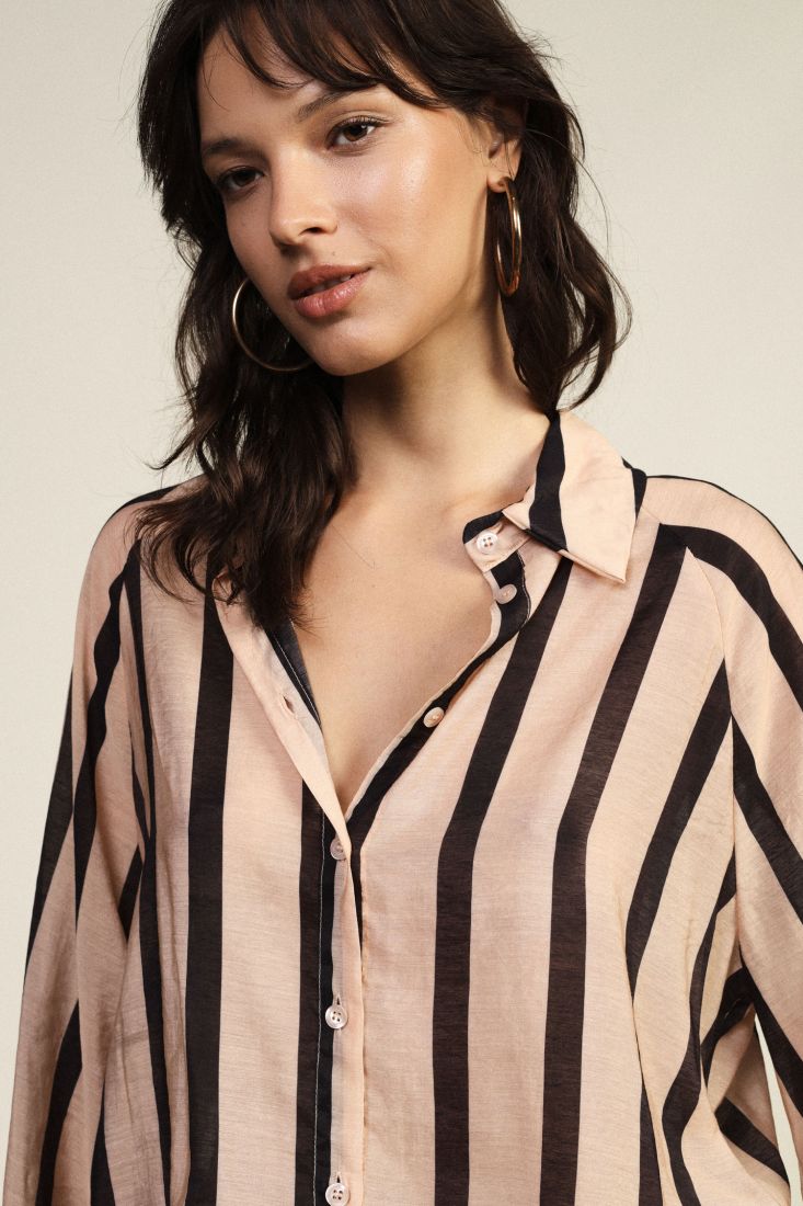 Camicia a righe con maniche ampie e colletto classico