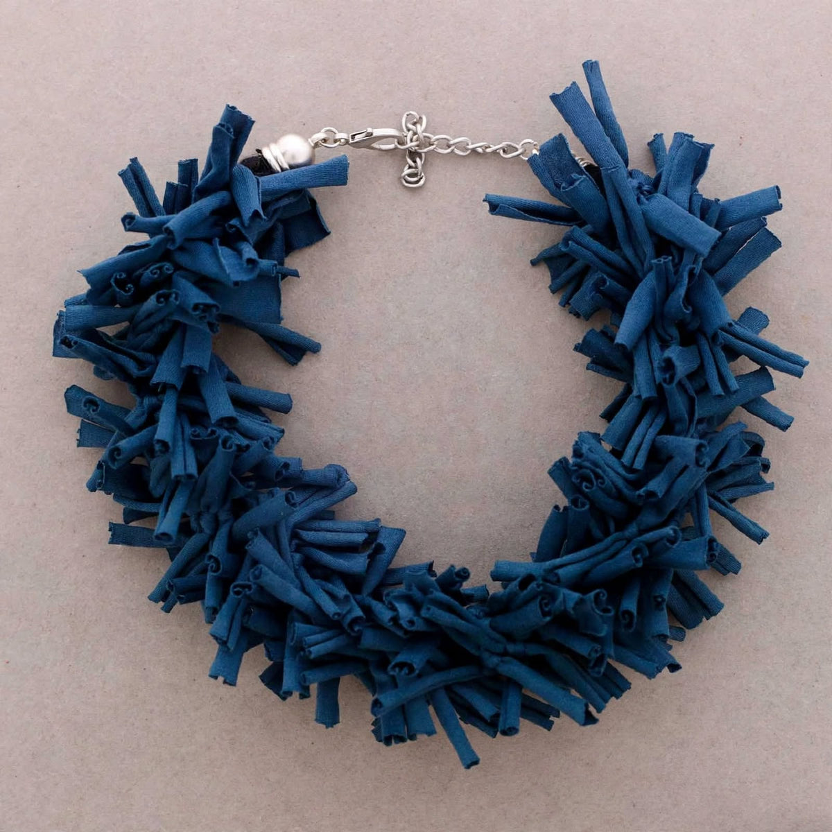 Collana con Frange in Tessuto: Ottanio