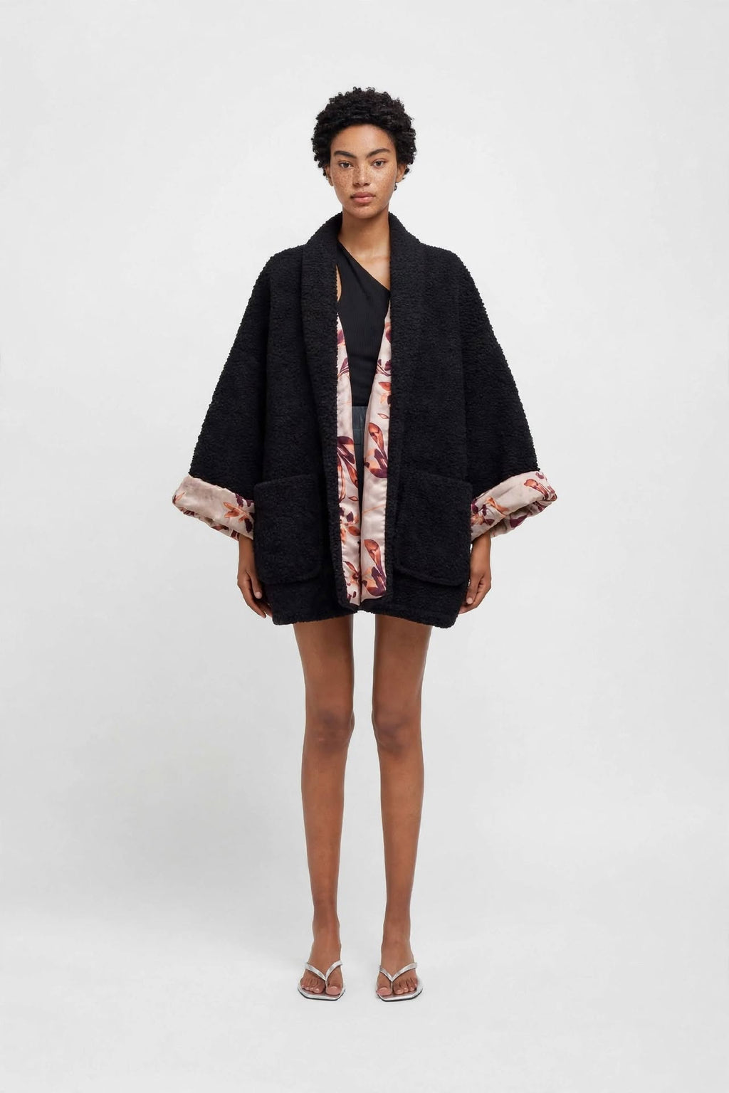Giacca Kimono - Bouclé Nero con Fodera Floreale Beige