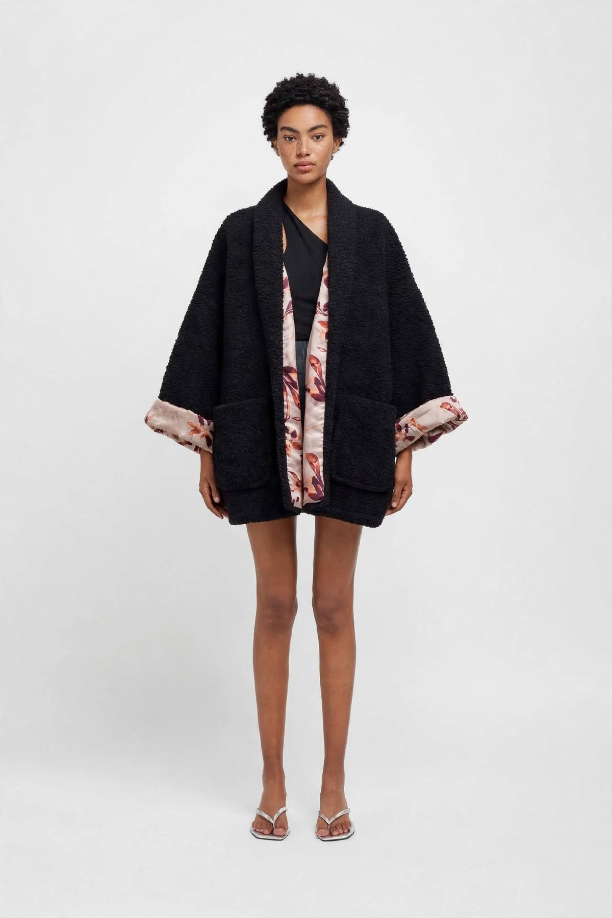 Giacca Kimono - Bouclé Nero con Fodera Floreale Beige