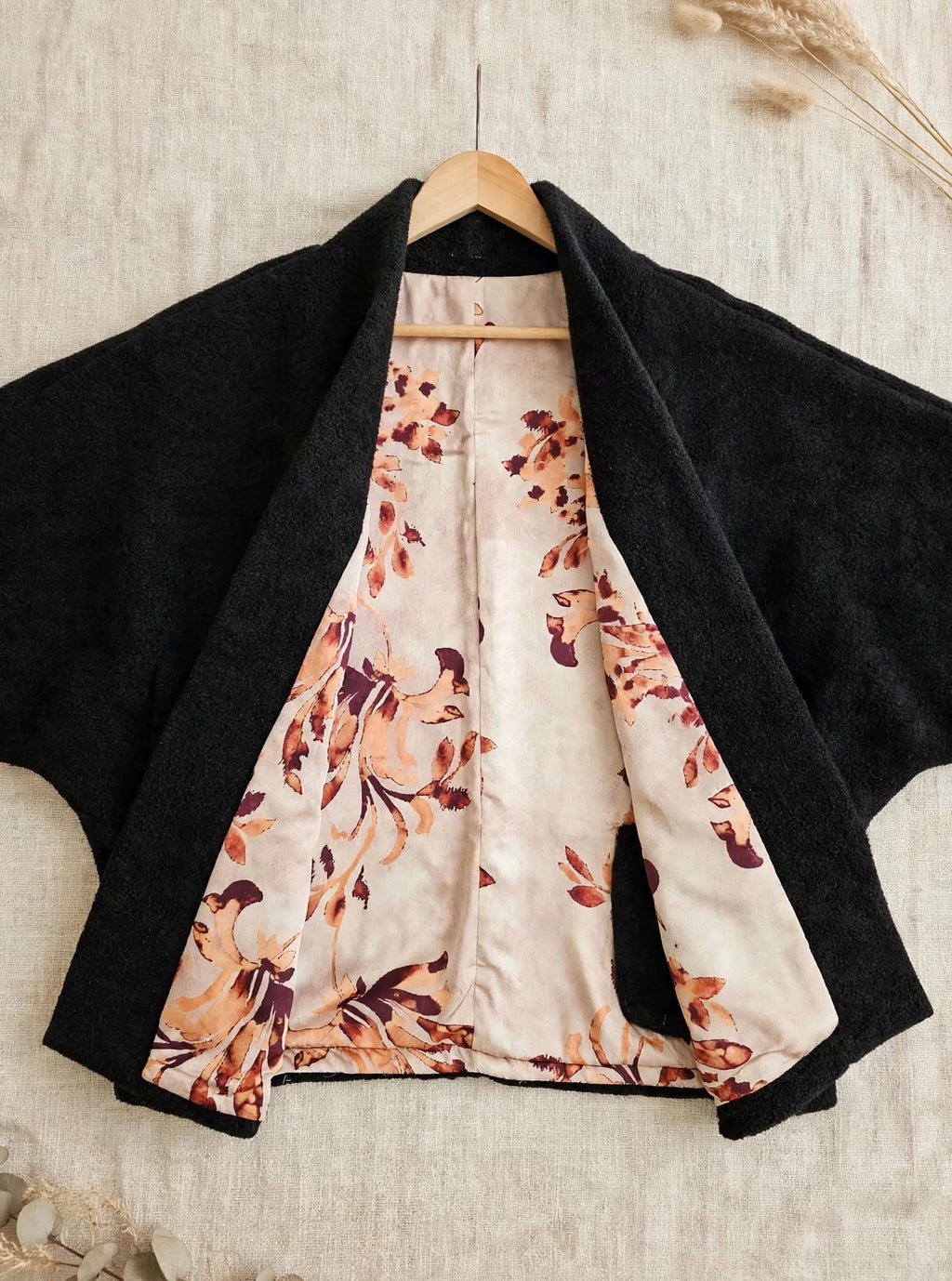 Giacca Kimono - Bouclé Nero con Fodera Floreale Beige