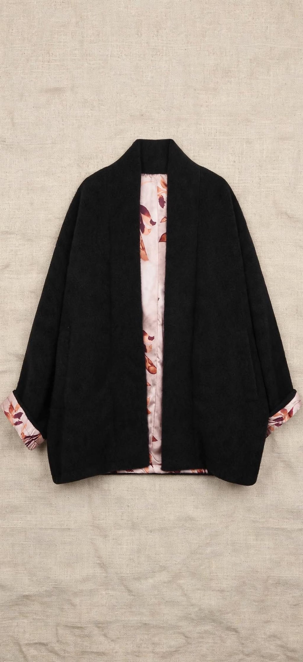 Giacca Kimono - Bouclé Nero con Fodera Floreale Beige