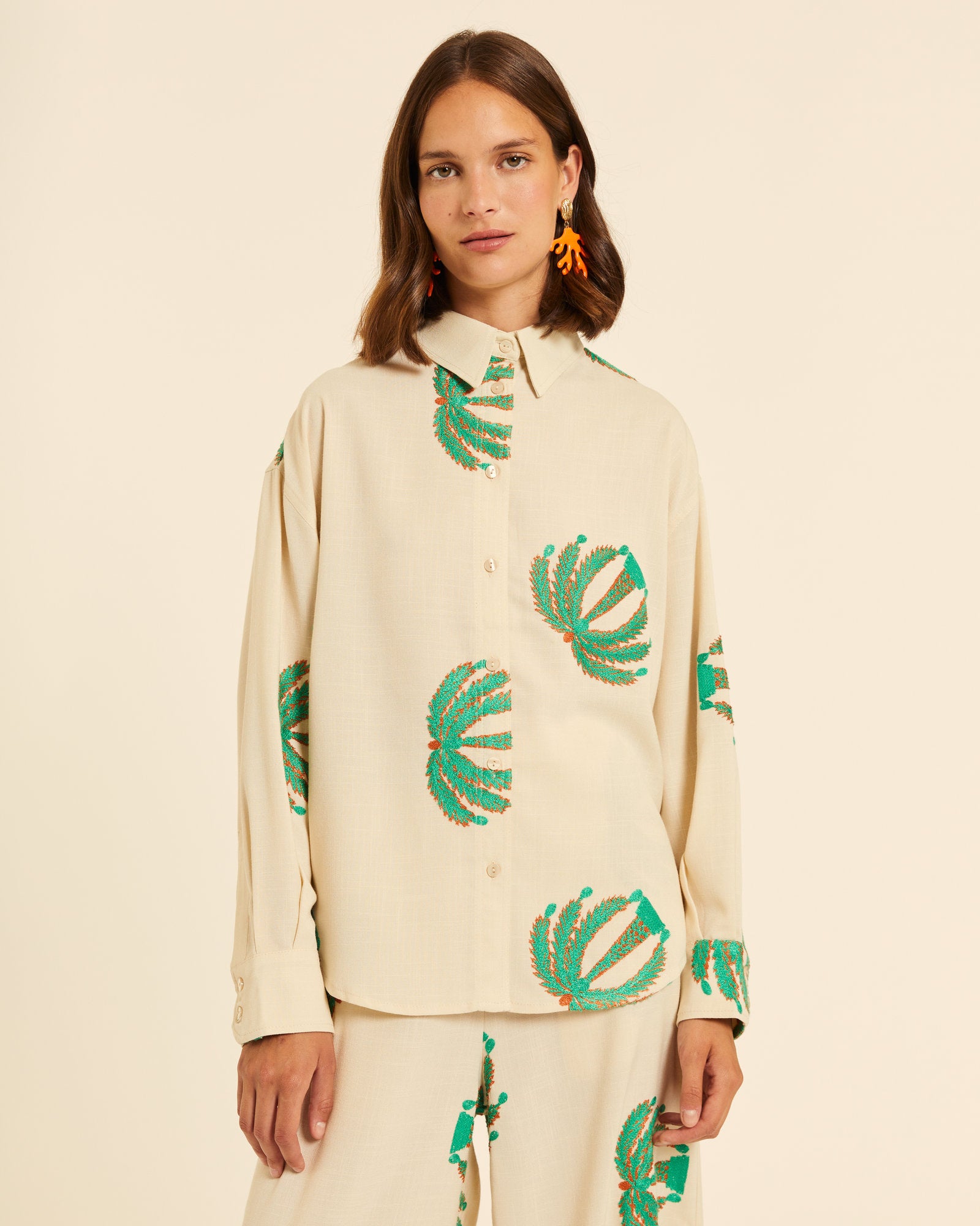 Camisa con bordado palmeras