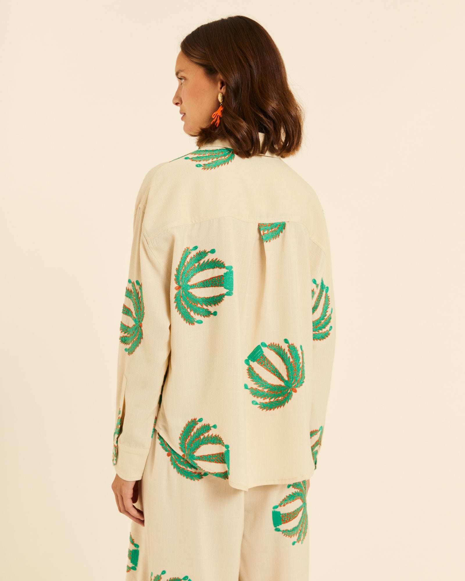 Camisa con bordado palmeras