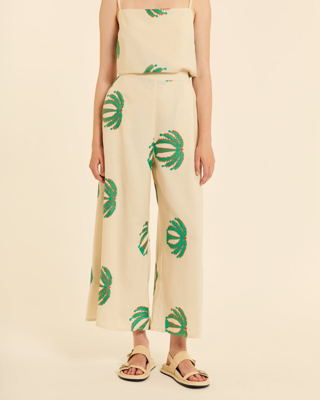 Pantalón amplio con bordado palmeras