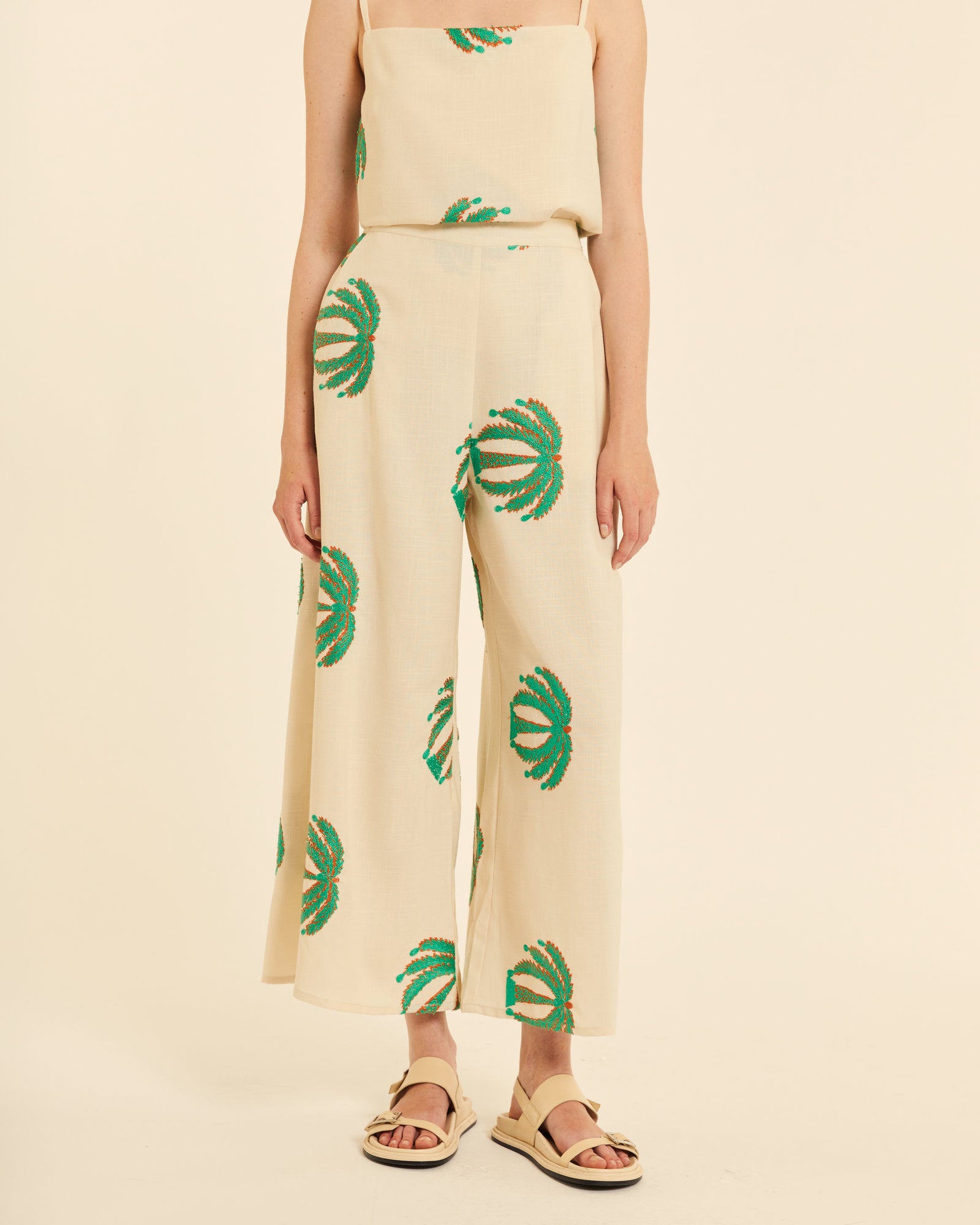Pantalón amplio con bordado palmeras