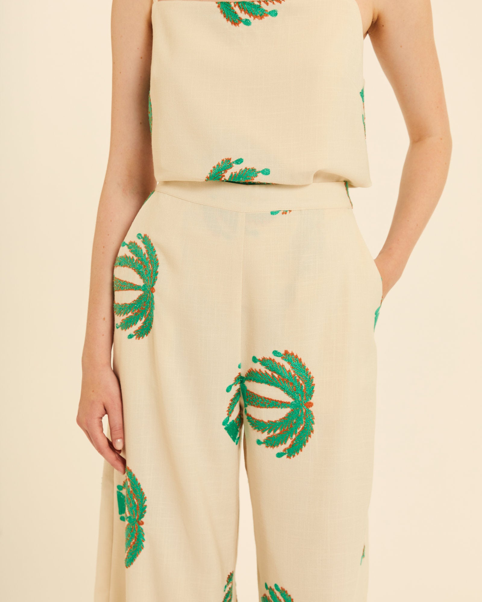 Pantalón amplio con bordado palmeras