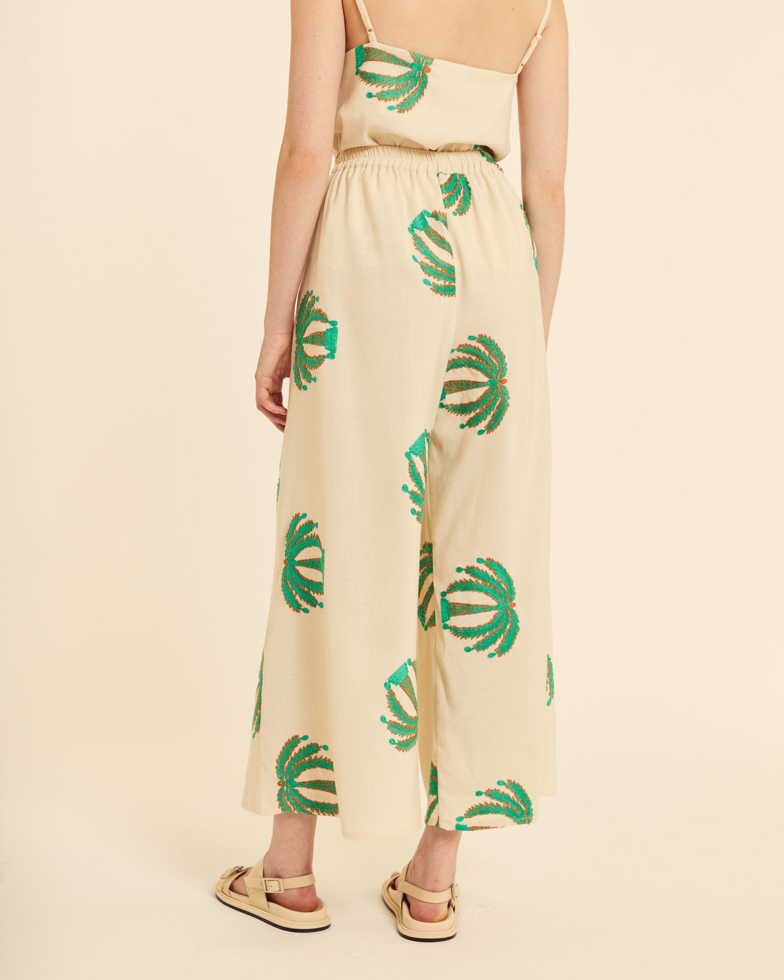 Pantalón amplio con bordado palmeras