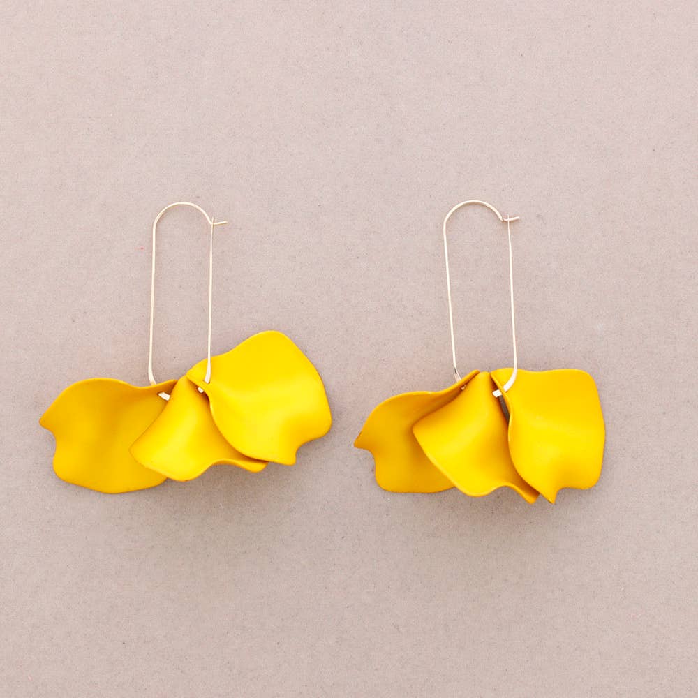 Orecchini a cerchio con petali in resina: Senape