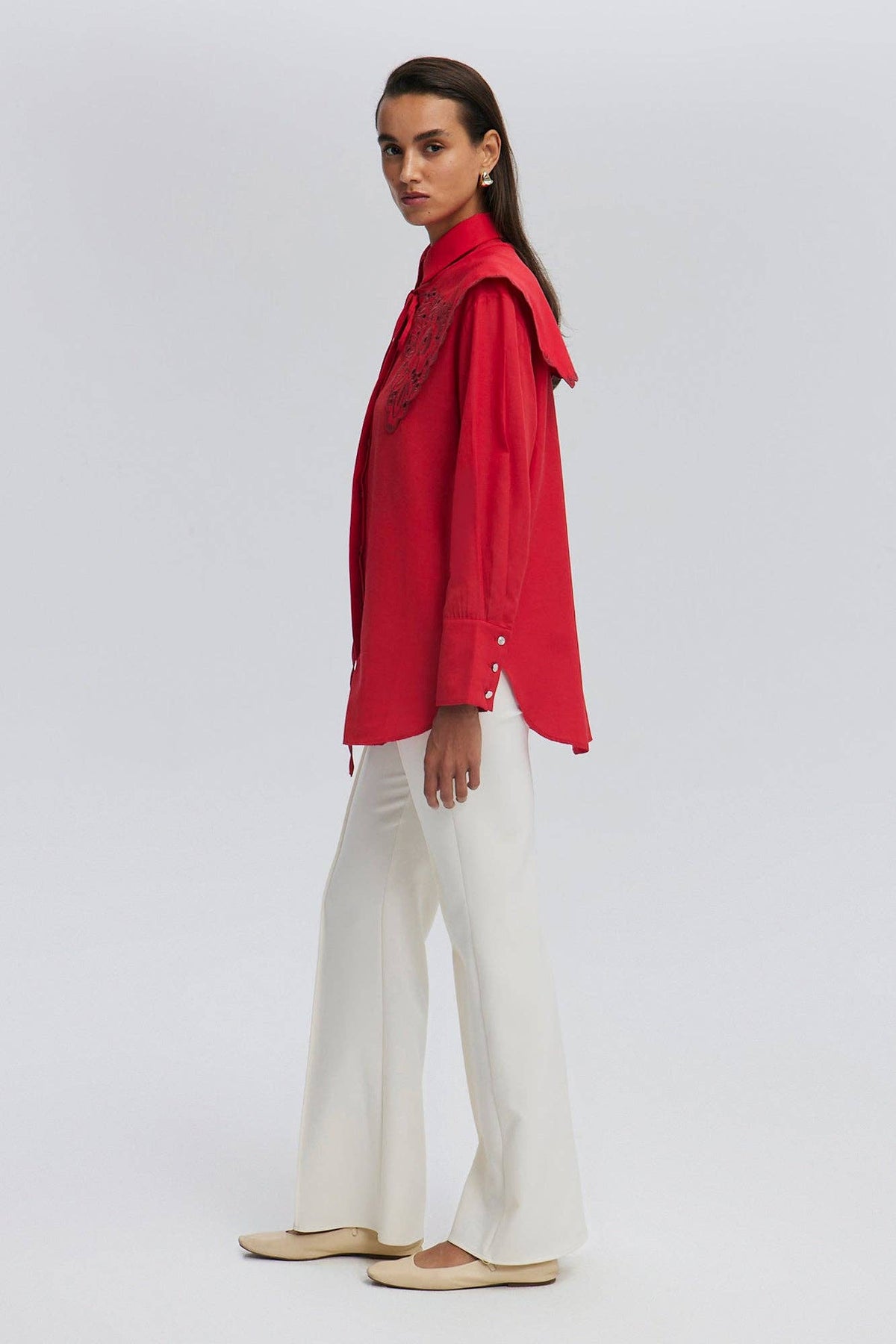Camicia con collo largo ricamato in misto cotone