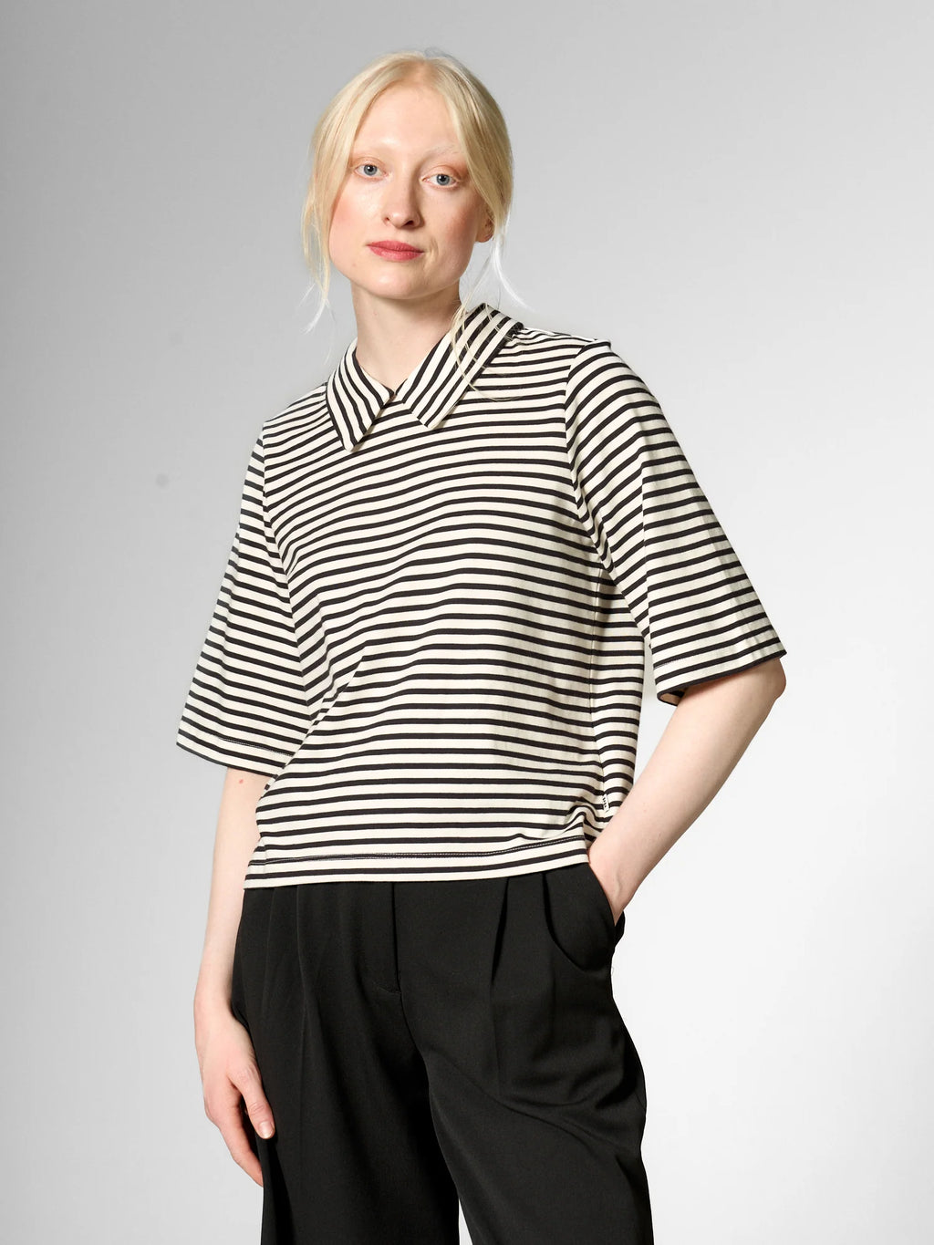 Maglia a righe con colletto a camicia in cotone biologico