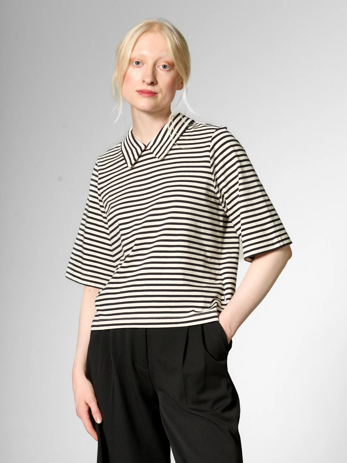 Maglia a righe con colletto a camicia in cotone biologico