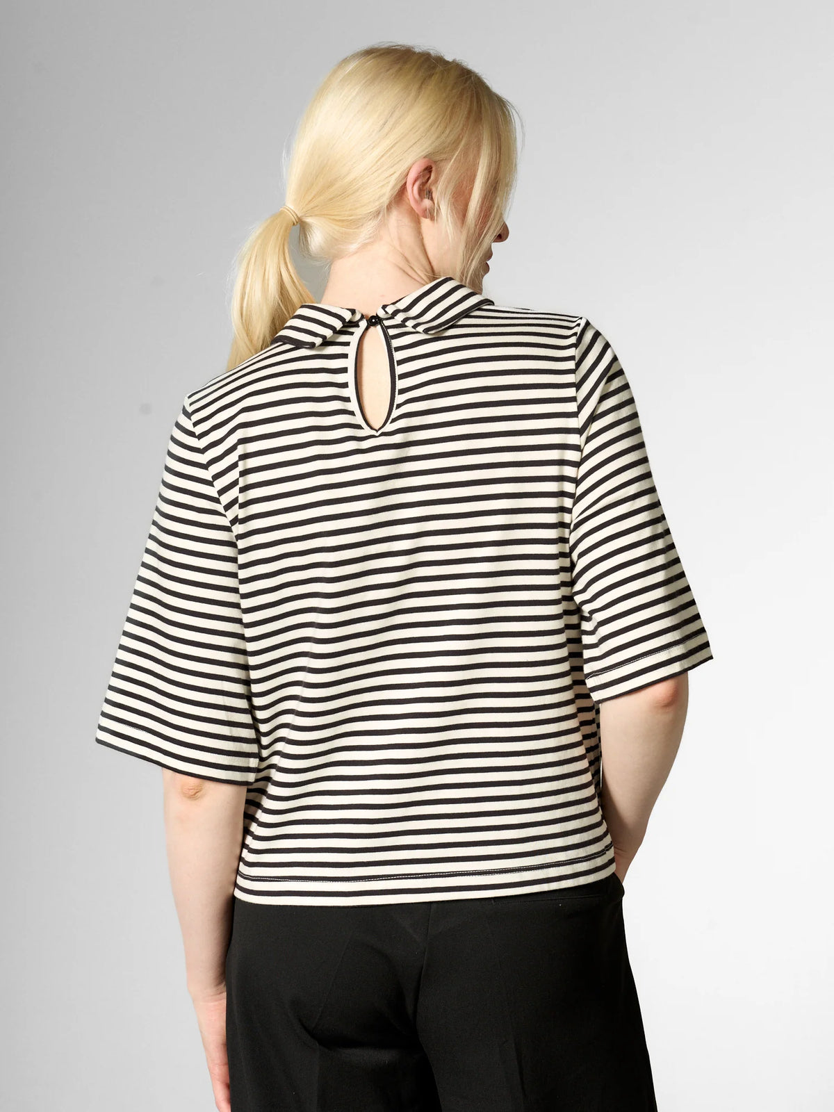 Maglia a righe con colletto a camicia in cotone biologico
