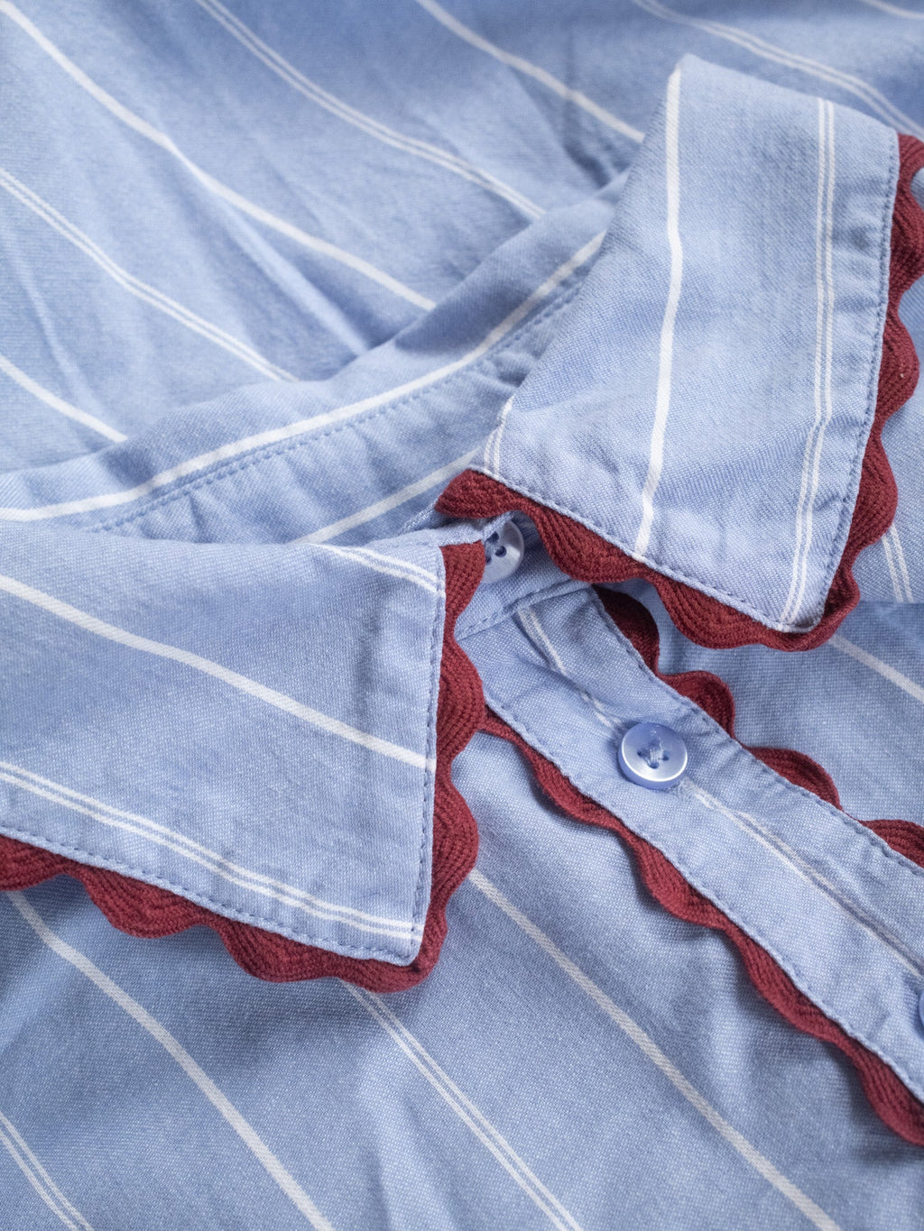 Camicia con rifinitura a nastro ondulato
