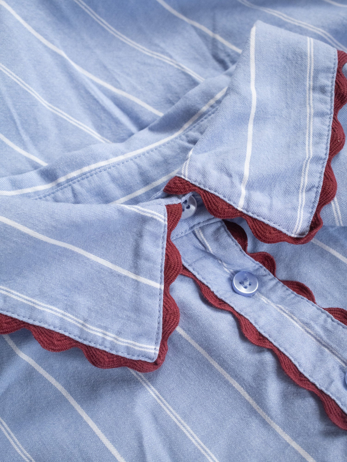 Camicia con rifinitura a nastro ondulato