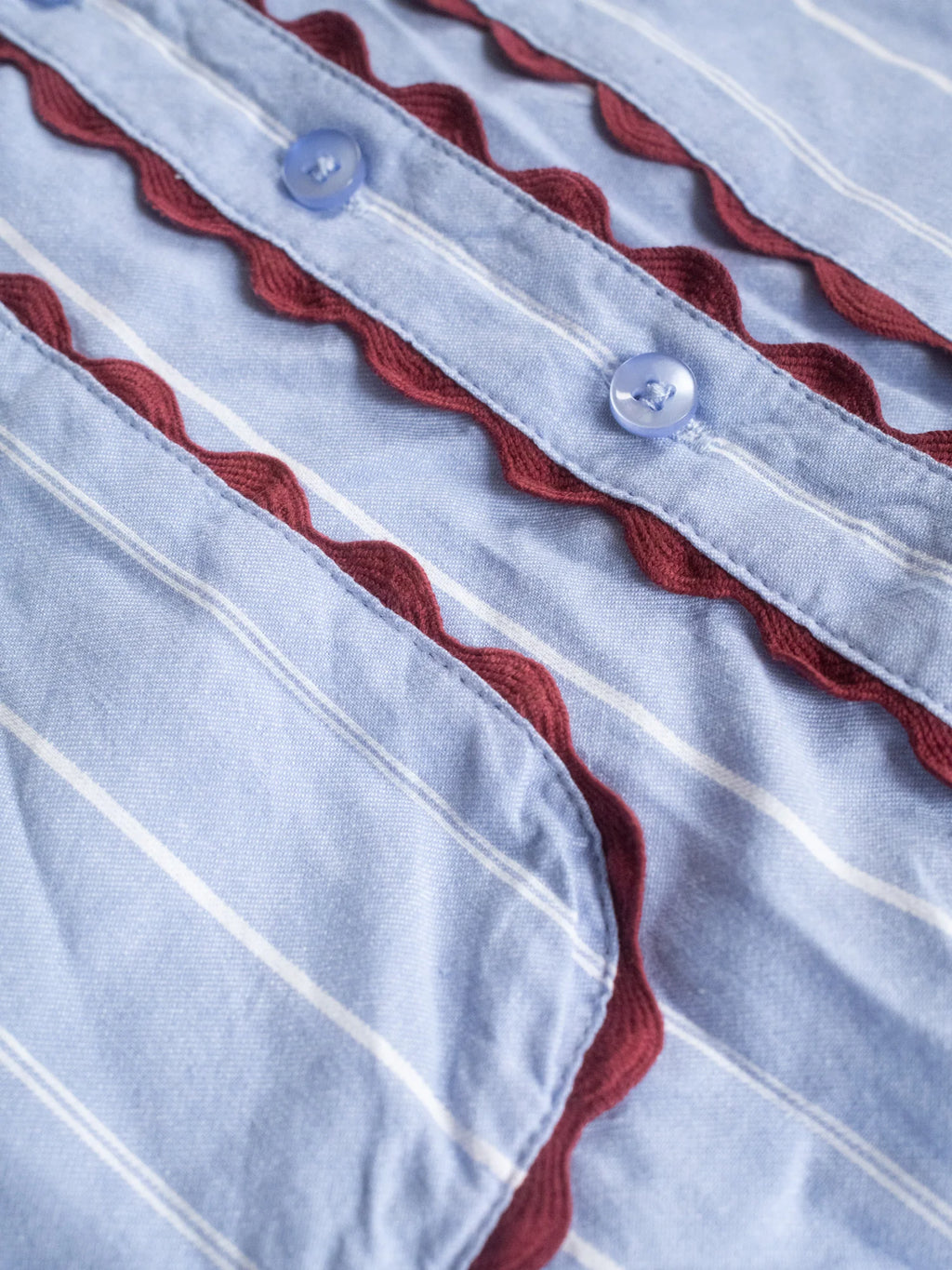 Camicia con rifinitura a nastro ondulato