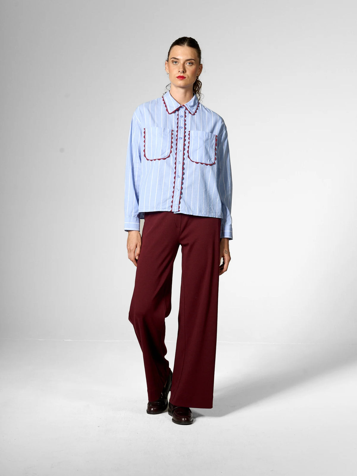 Camicia con rifinitura a nastro ondulato