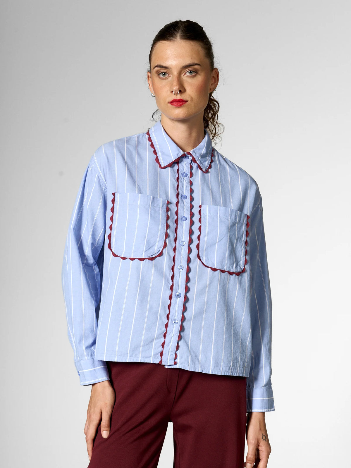 Camicia con rifinitura a nastro ondulato