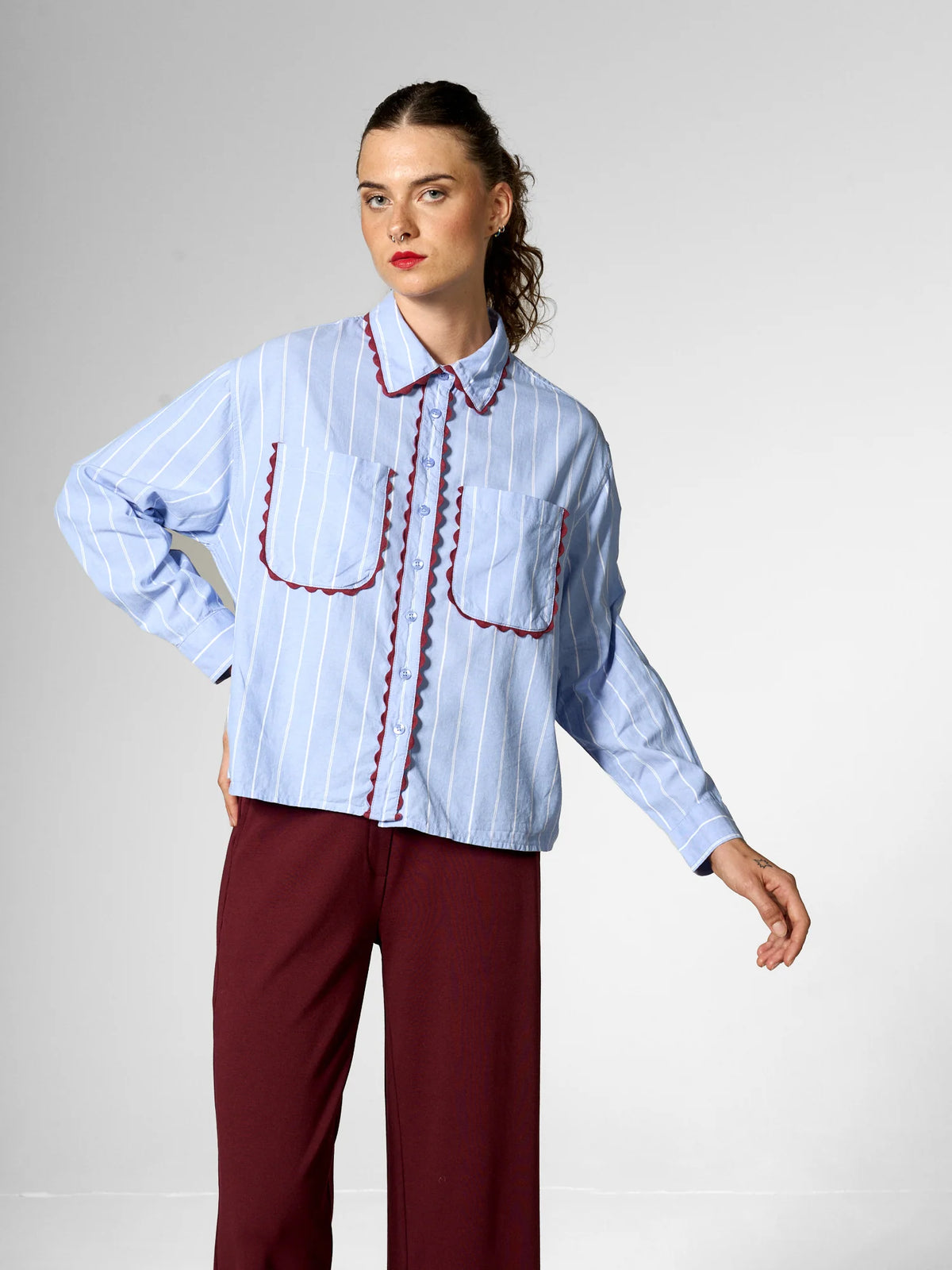 Camicia con rifinitura a nastro ondulato