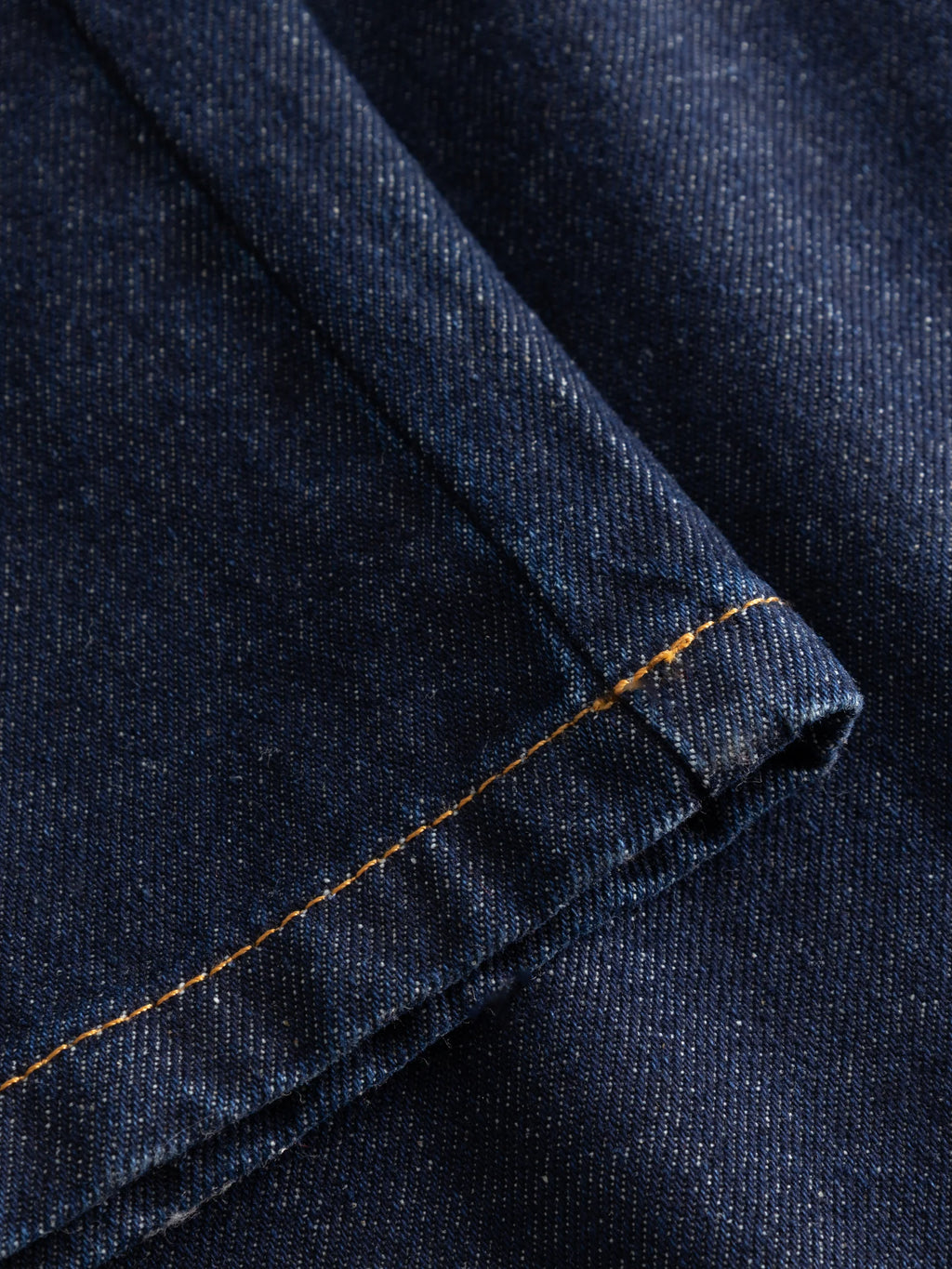 Jeans con tasche applicate in cotone biologico