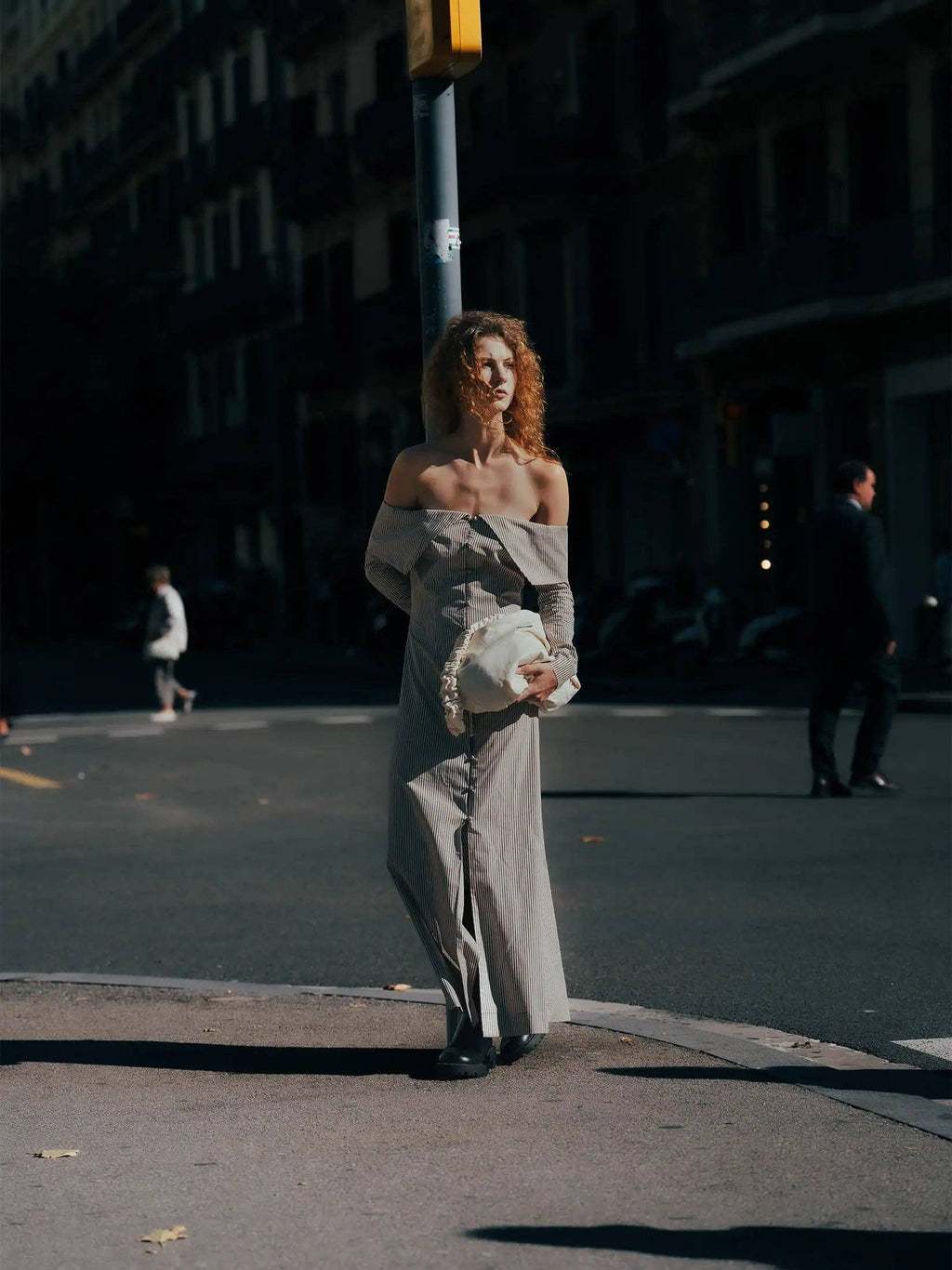 Abito lungo a righe marrone Bardot con spalle scoperte