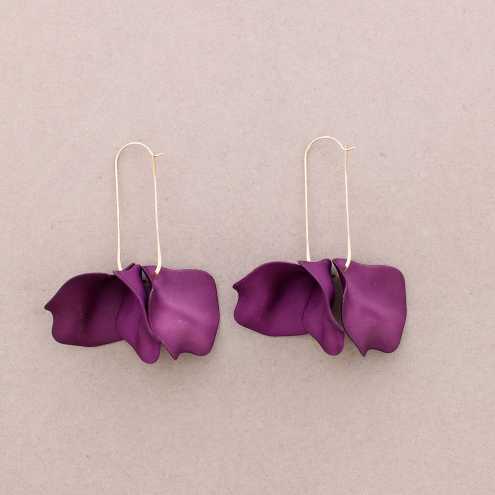Orecchini a cerchio con petali in resina: Gelso