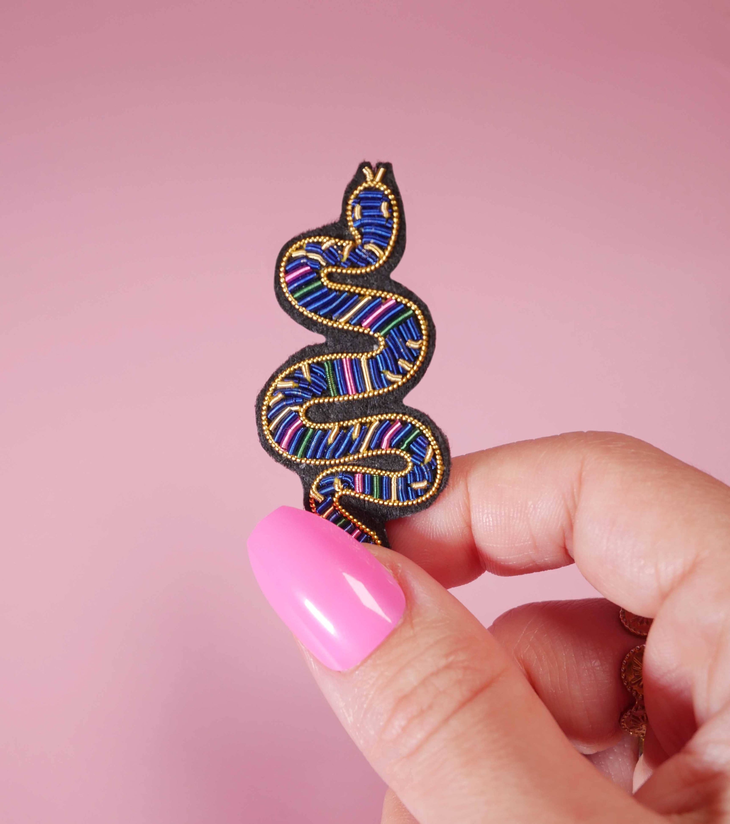 Spilla a forma di serpente ricamata a mano con cannetille dorata