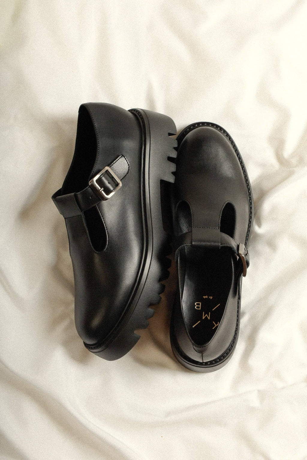 SALOME BLACK – Scarpe in pelle a T-bar extra leggere