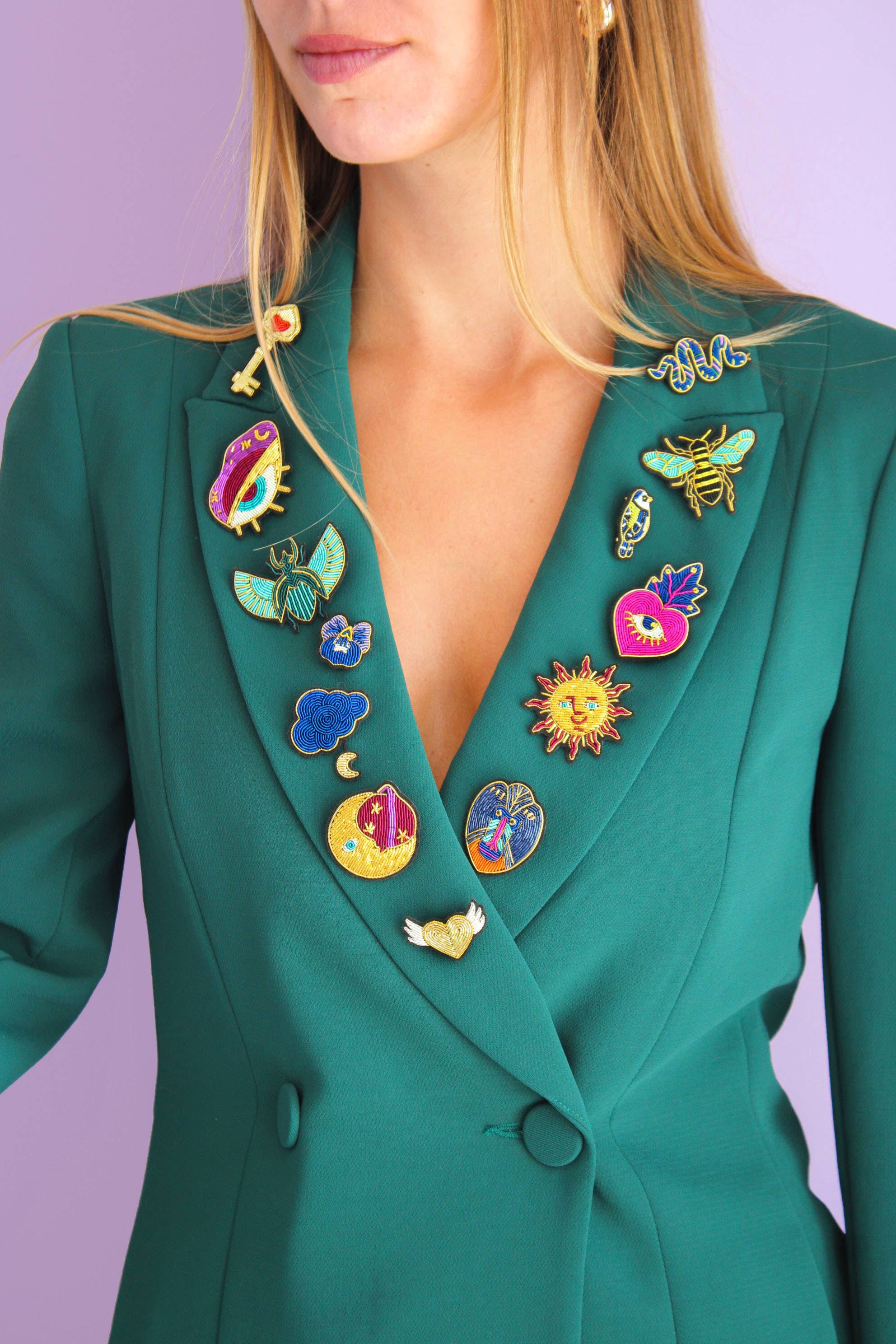 Spilla ape ricamata a mano con filo metallico