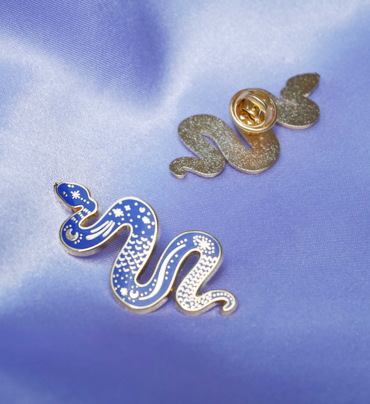 Spilla Blue Snake con clip dorata e motivo luna e stelle