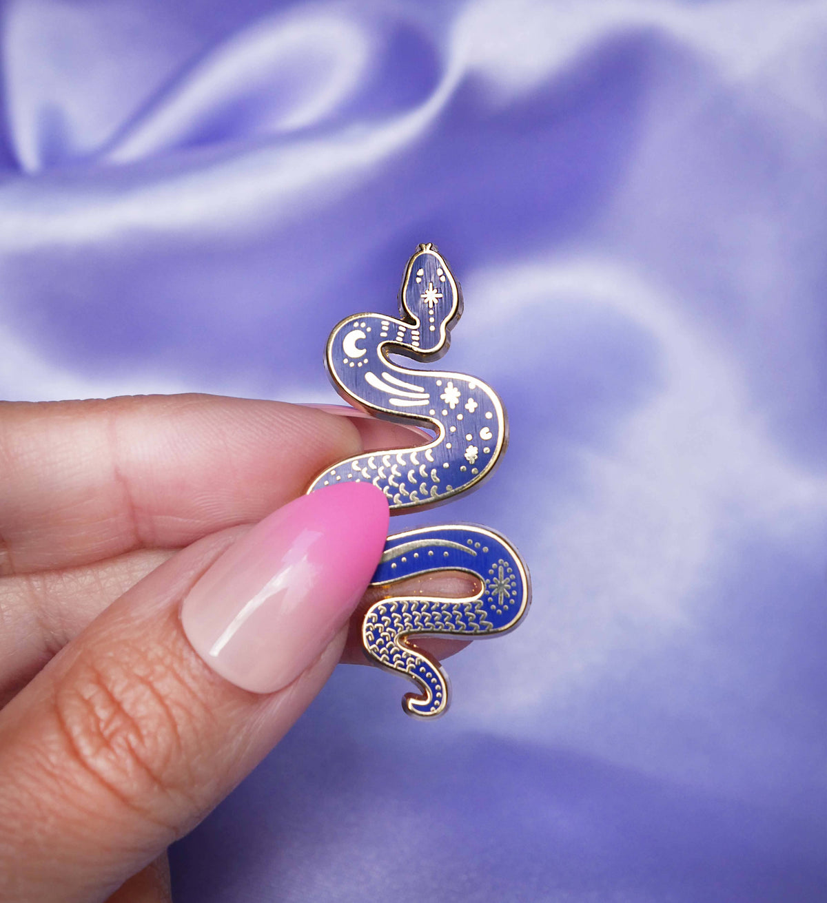 Spilla Blue Snake con clip dorata e motivo luna e stelle