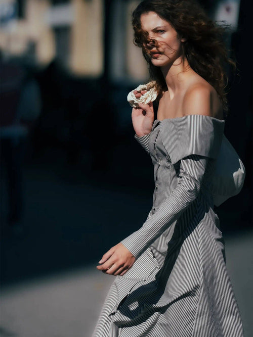 Abito lungo a righe marrone Bardot con spalle scoperte