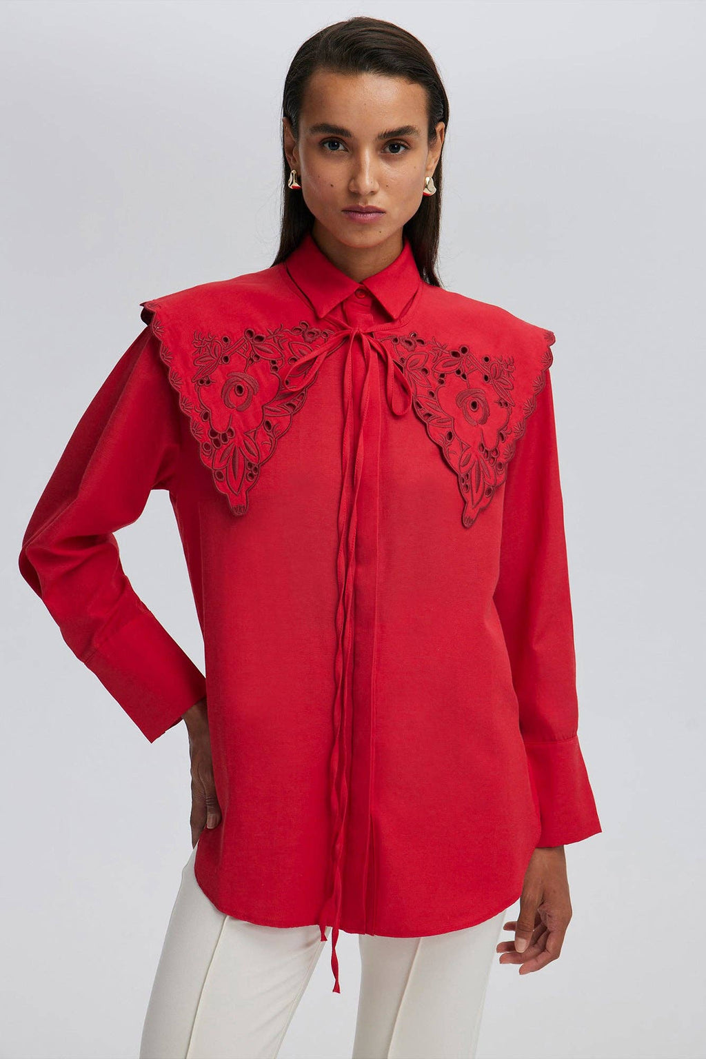 Camicia con collo largo ricamato in misto cotone