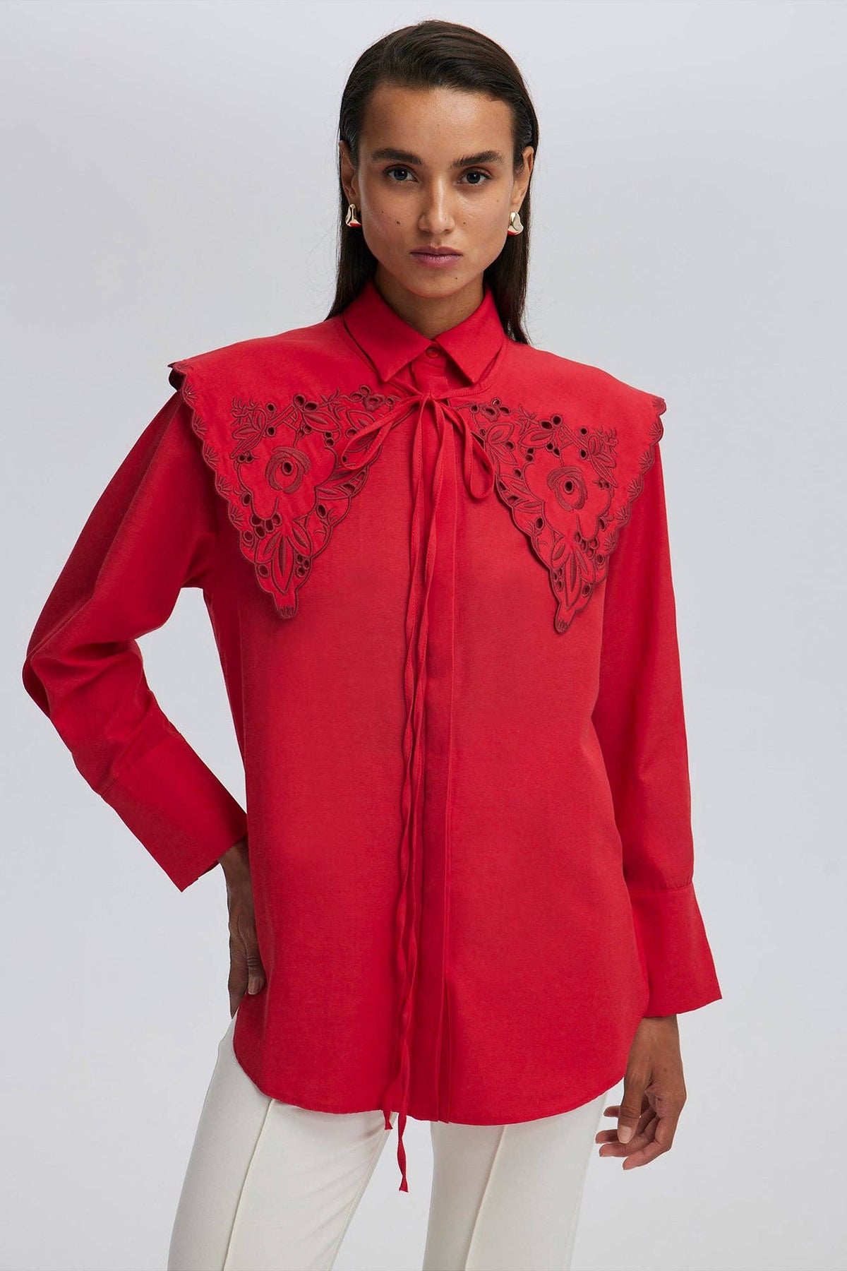 Camicia con collo largo ricamato in misto cotone