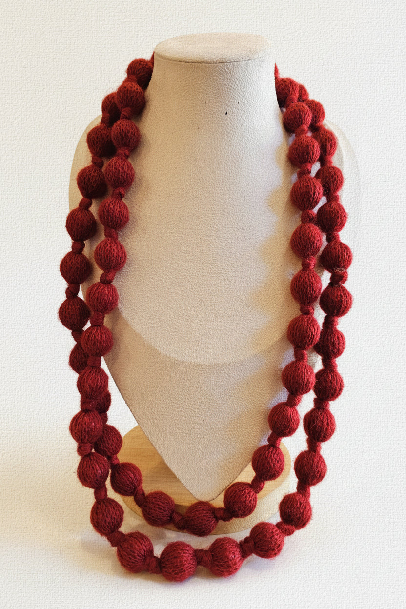 Collana con palle in lana bordeaux