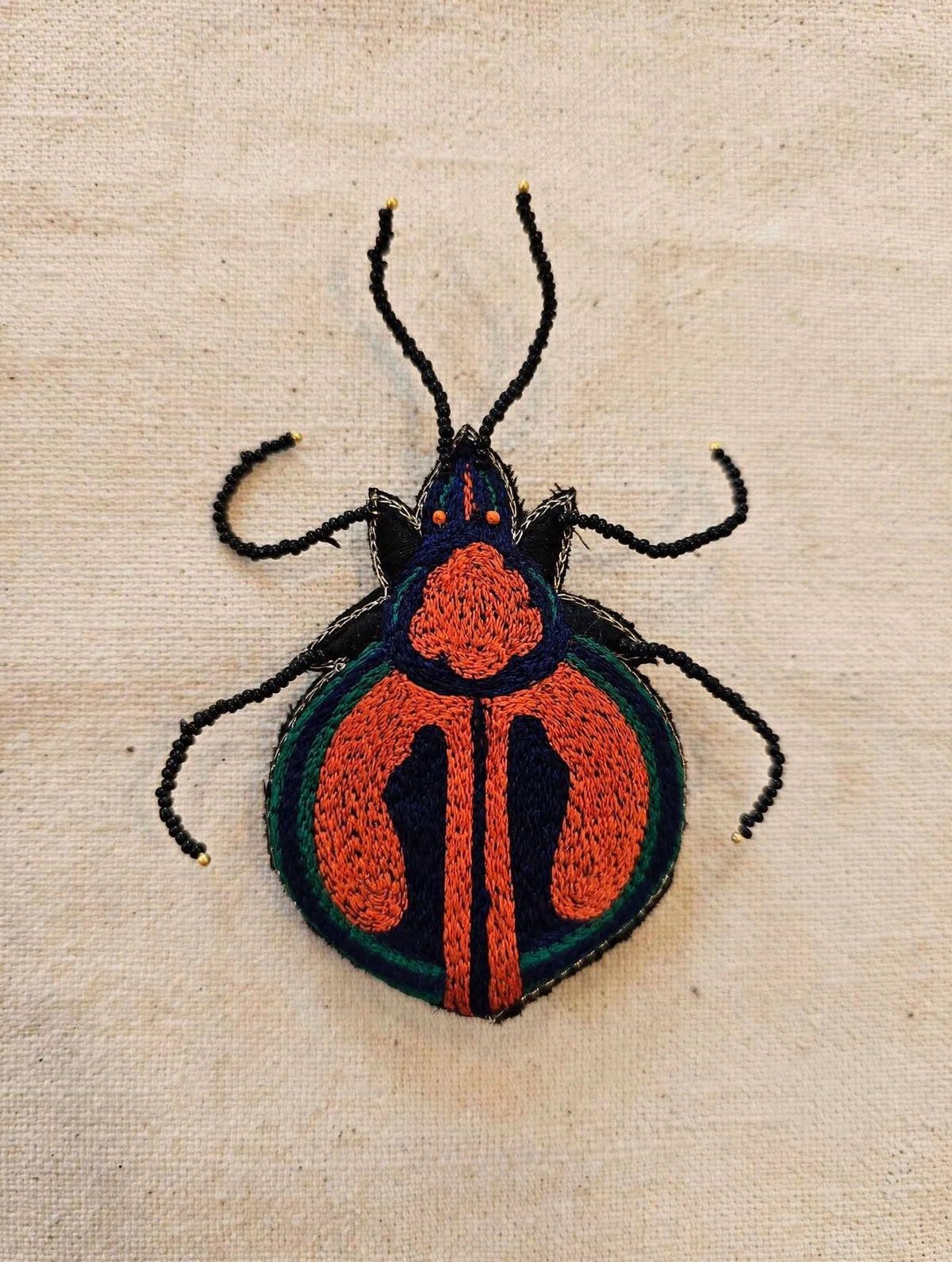 SCARABEO FUOCO - Spilla ricamata a mano in India