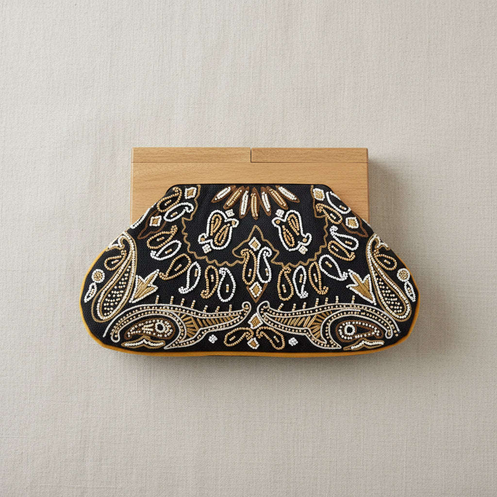 Borsa con manico in legno e perline ricamate