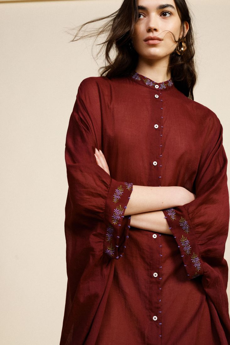 Abito midi con bottoni e maniche 3/4 ricamate