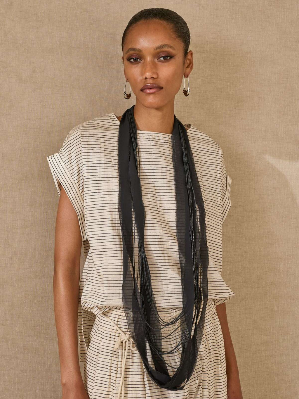 T - shirt in cotone righine con collana