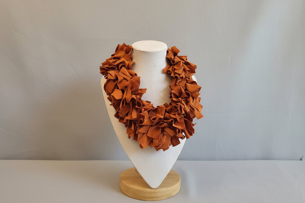 Collana con Frange in Tessuto: Piastrella