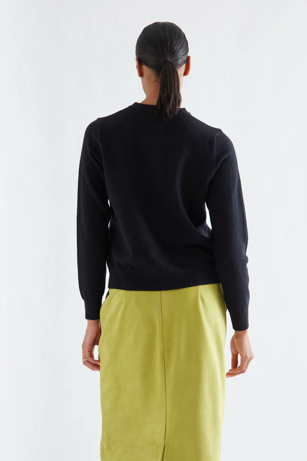Cardigan nero con pon pon gialli