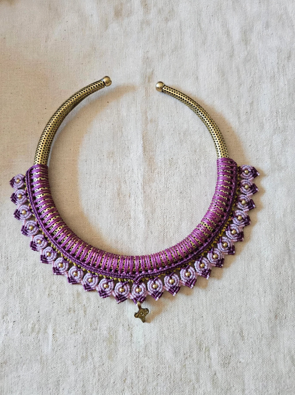 LILLA - Collana Torque in Ottone e Macramè Viola e Lilla - Collana Etnica Fatta a Mano con Charm Fiore - Gioiello Boho -